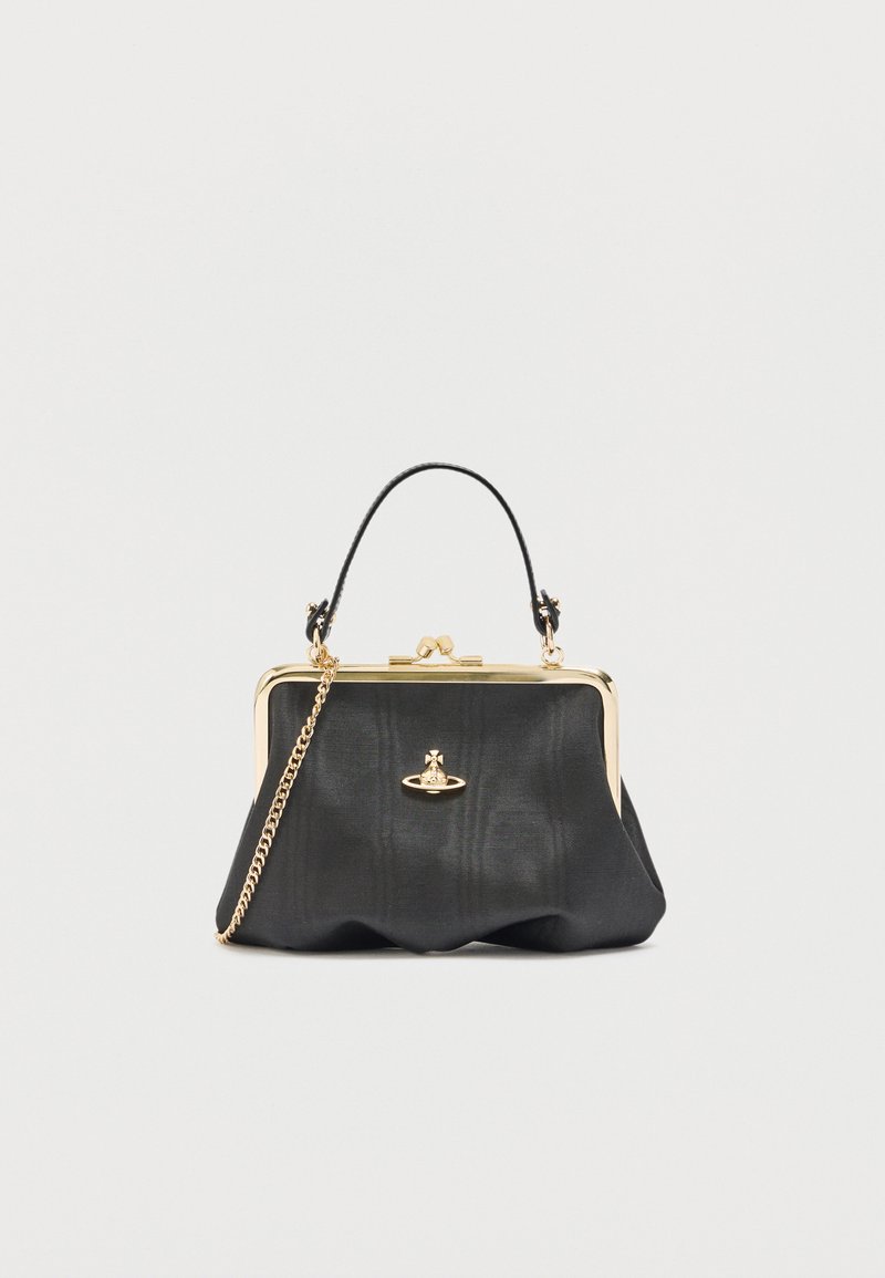 Μικρό μαύρο τσαντάκι με χρυσό πλαίσιο, λουράκι αλυσίδα, επάνω λαβή και χρυσό λογότυπο σφαίρα στο κέντρο μπροστά.