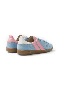 Baskets basses en suède bleu clair, avec des bandes roses, des accents blancs au talon et des semelles en caoutchouc marron, vues de dos et de côté.
