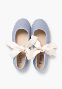 Helle blaue Stoff-Ballerinas mit runder Spitze und beigen Leinenschleifen auf dem Vorderblatt. Weiches Innenfutter und flache Sohle.
