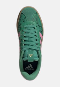 Sneaker verde con texture in stampa di serpente, strisce rosa e accenti dorati. Presenta lacci, una linguetta imbottita e una soletta nera con logo.