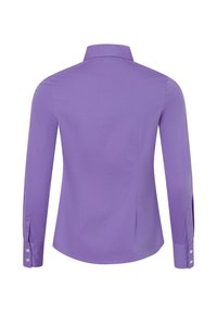 Camicia lunga viola con taglio dritto, polsini con bottoni e colletto classico. Tessuto morbido e design minimal.