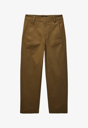 Pantalon marron droit avec passants pour ceinture, poches latérales et fermeture éclair à l'avant.