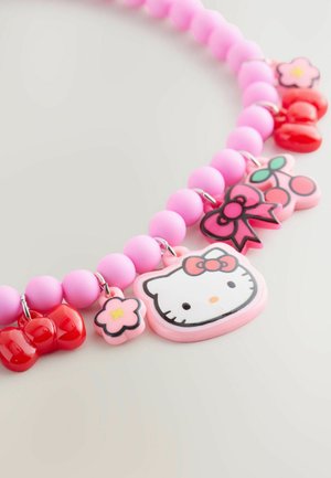 Kolorowa naszyjnik z koralików, zawierająca różowe koraliki, z centralnym uroczym charms'em Hello Kitty, małymi kwiatkami oraz czerwonym bowiem i charms'ami wisienek.