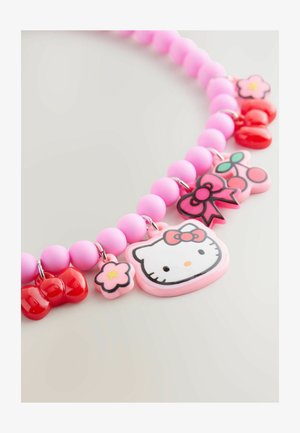 Collar de cuentas coloridas con cuentas rosas, que presenta un charm central de Hello Kitty, pequeñas flores y charms de lazo rojo y cereza.