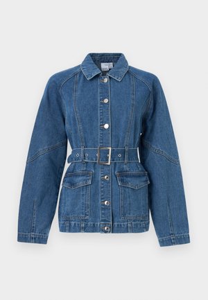 Τζιν τζάκετ σε ανοιχτό μπλε χρώμα, με εμπρόσθιο κλείσιμο με κουμπιά, μεγάλες τσέπες τύπου patch, ζώνη στη μέση και μυτερό γιακά με αντίθετη ραφή.