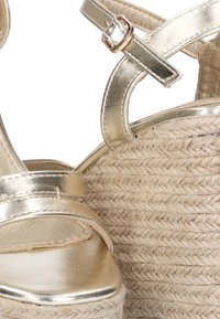 ETIKA DOÑANA - Sandalias de cuña - gold