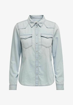 Camicia in denim azzurro chiaro con colletto classico, maniche lunghe, due tasche sul petto e chiusura frontale con bottoni e cuciture a contrasto.