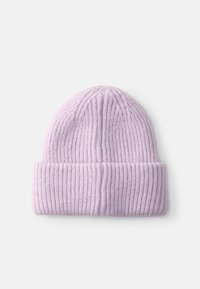 Căciulă tricotată în dungi de culoare lila, cu un tiv pliat. Textură moale și un luciu subtil. Prezintă un model de tricot vertical pe întreaga suprafață.
