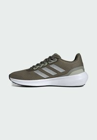 Zapatillas de running de malla verde oliva con detalles en gris, que cuentan con tres rayas y una entresuela Cloudfoam blanca para amortiguación y soporte.