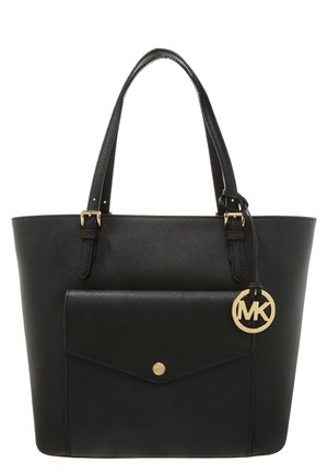 Zwarte leren shopper met een voorvak, goudkleurige drukknopsluiting, verstelbare dubbele handvatten en een gouden MK-logohanger aan de zijkant.