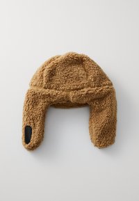 Chapéu trapper de lã castanho com flaps para as orelhas, material texturizado e um detalhe em tecido preto de um lado para ajustar ou fixar o tamanho.