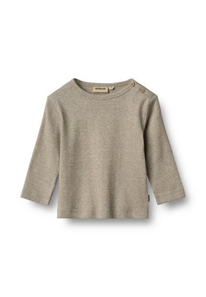 Maglietta beige a maniche lunghe per bambini piccoli con due bottoni di legno vicino al colletto sulla spalla sinistra, trama a coste e scollo rotondo.