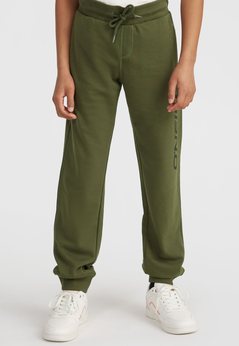 Grüne Jogginghose mit einem Kordelzugbund, elastischen Bündchen und Seitentaschen; verfügt über einen schwarzen Logoprint am linken Bein.