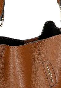 Borsa a tracolla in pelle marrone con finitura testurizzata. Presenta un interno nero e un'etichetta logo visibile. Include hardware argentato per il fissaggio della tracolla.