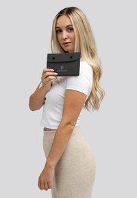 Zwarte portemonnee met een gestructureerde oppervlakte, voorzien van twee drukknopen en het logo "pactastic" gedrukt aan de voorkant.