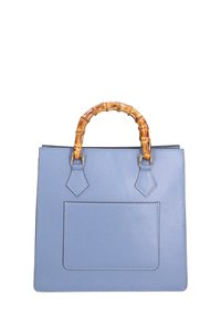 Borsa a tracolla in pelle blu chiaro con un design strutturato, dotata di manico in bambù e una tasca frontale con sottili dettagli di cucitura.