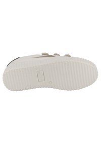 Semelle de chaussure de sport blanche avec un motif texturé, présentant un design lisse et un branding subtil. Un accent noir légèrement surélevé est inclus.