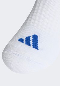 Biela ponožka s vrúbkovanou textúrou, na boku s modrým logom tvoreným tromi poskladanými trojuholníkmi. Hladký povrch.