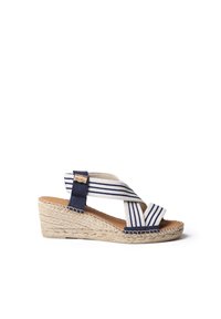 Sandale compensée avec semelle en jute tressé beige et sangles en tissu rayé bleu et blanc qui croisent sur le pied et entourent le talon.