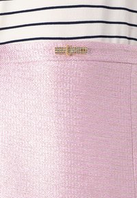 Material textil roz, cu o textură și un luciu metalic, are dungi orizontale în nuanțe de bleumarin și alb, accentuate de un detaliu în formă de cataramă aurie.