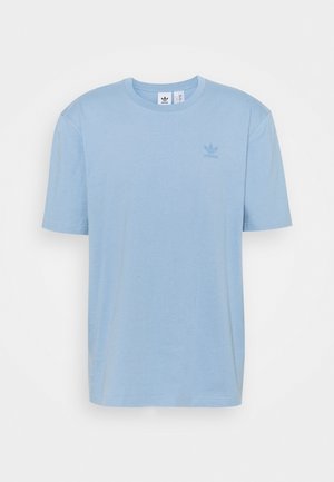Lyseblå kortærmet Adidas t-shirt med rund hals og lille tonalt Adidas Trefoil-logo på venstre bryst.