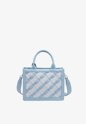 Sac à main rectangulaire bleu clair avec panneau avant tissé blanc matelassé, poignées supérieures et bandoulière amovible sur fond blanc.