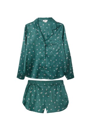 Ensemble de pyjama en satin vert comprenant un haut à manches longues avec boutons et une poche, ainsi qu'un short à motif, tous deux ornés de petits motifs floraux.