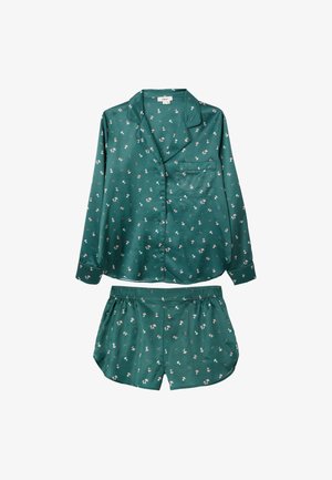 Ensemble de pyjama en satin vert comprenant un haut à manches longues avec boutons et une poche, ainsi qu'un short à motif, tous deux ornés de petits motifs floraux.
