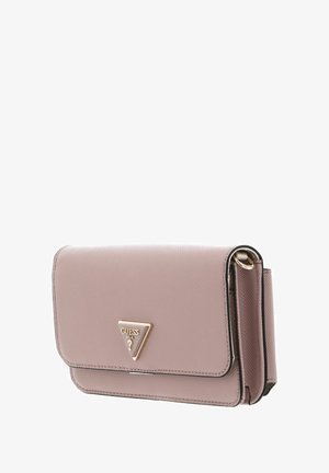 Sac bandoulière en cuir texturé rose blush avec fermeture à rabat et logo triangulaire doré Guess USA sur le devant.