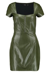 Grünes Kunstlederkleid mit kurzen Ärmeln, quadratischem Ausschnitt, Knopfdetaillierung vorne und taillierter Silhouette. Glatte Textur mit Nahtakzenten.