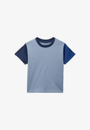 T-shirt à manches courtes avec corps bleu clair, encolure bleu foncé et manches dépareillées bleu foncé et bleu royal.