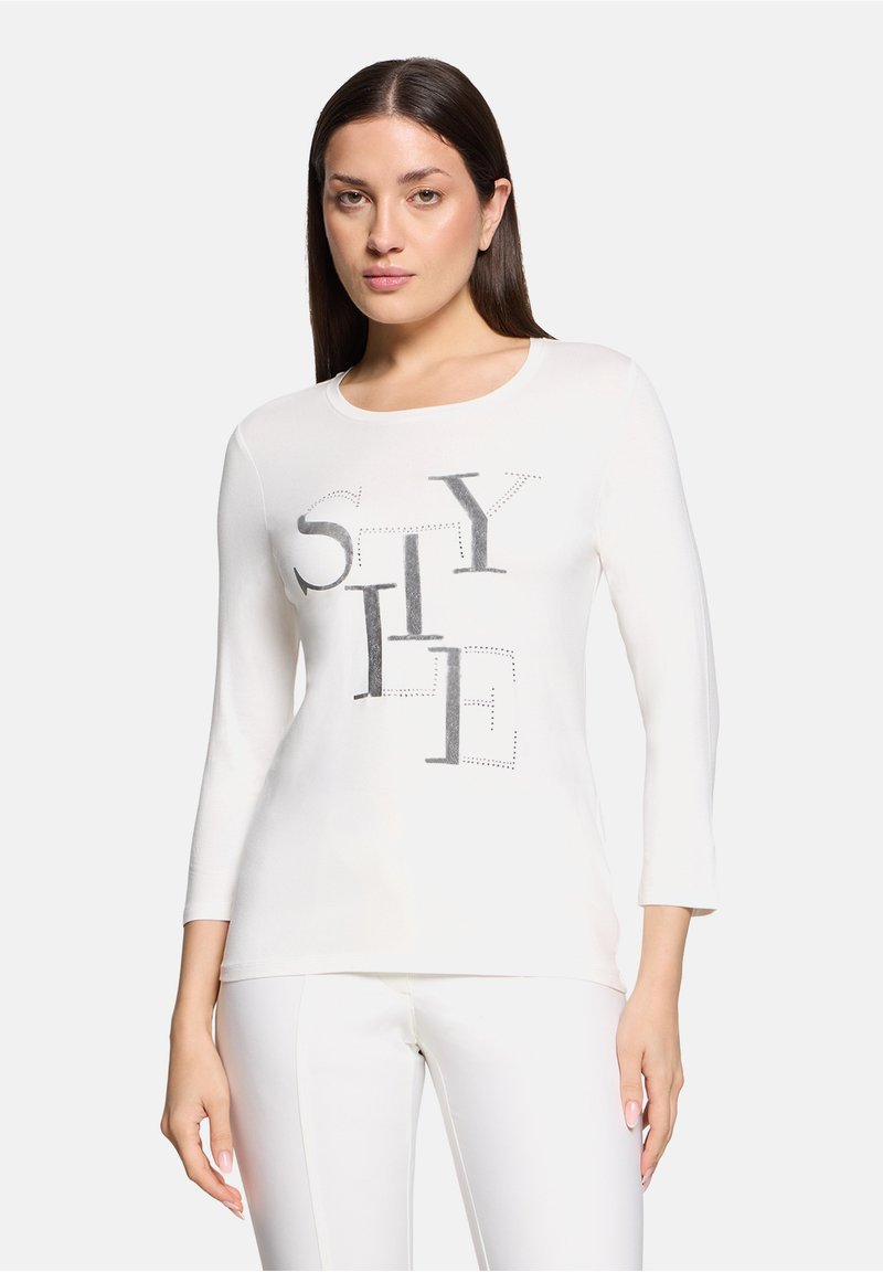 Weißes Langarmshirt mit einem strukturierten, bedruckten "STYLE"-Design in Grau. Weiches Material mit einem runden Ausschnitt und einer lockeren Passform.