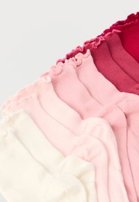 Zestaw lekkich bawełnianych skarpetek w kolorach białym, jasnoróżowym, różowym oraz ciemnoróżowym, z marszczoną falbanką na górze.