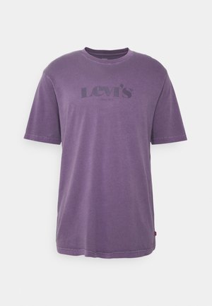 T-shirt en coton violet avec col rond, manches courtes et logo noir imprimé à l'avant. Tissu doux et texturé avec une coupe décontractée.