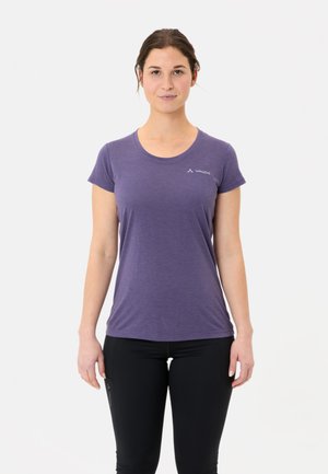 Paarse korte mouwen t-shirt met een ronde hals en een logo op de linkerborst, gecombineerd met zwarte leggings. Zacht, lichtgewicht materiaal.