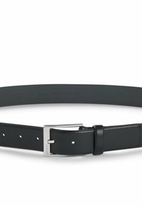 Zwarte leren riem met een glanzende zilveren gesp. Bevat kleine gaatjes voor aanpassingen en het ingedrukte merk op de gesp.