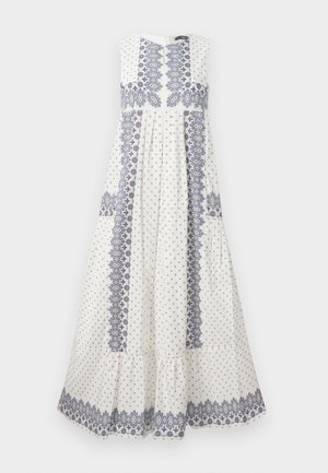 Robe maxi en tissu léger, avec une base blanche ornée de motifs floraux et géométriques bleus. Conception sans manches avec des plis et un ourlet évasé.