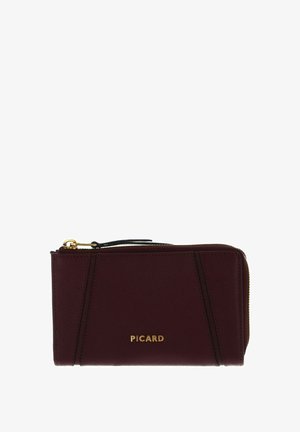 Portefeuille en cuir bordeaux avec logo embossé, quincaillerie dorée, fermeture éclair et lignes de couture distinctes pour ajouter de la texture et du détail au design.