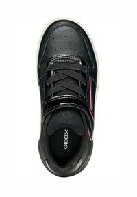 Sneaker nera Geox con tomaia in pelle liscia, caratterizzata da accenti rosa, perforazioni circolari e una fascia in velcro sopra i lacci per la chiusura.