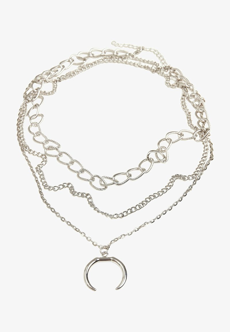 Silver flerlagd halsband med olika kedjestilar, inklusive länkade och fina kedjor, med en U-formad hänge.