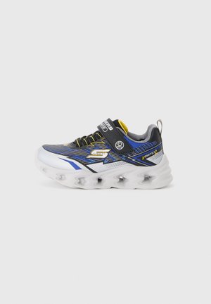 Zapatillas con parte superior en negro, azul y plateado; materiales de malla y sintéticos; correa elástica y cordones; suela blanca ondulada.