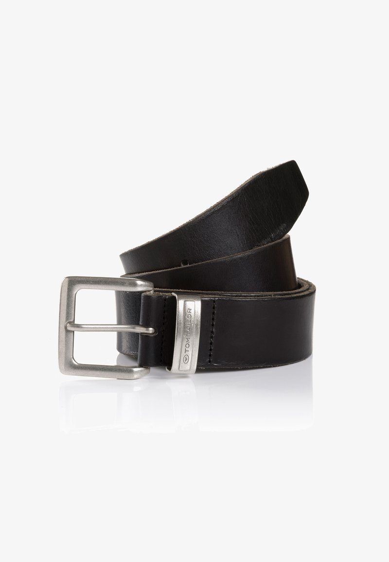 Cintura in pelle nera con una fibbia rettangolare in argento e una placca con logo in metallo. La texture è liscia con bordi arrotondati e una finitura lucida.