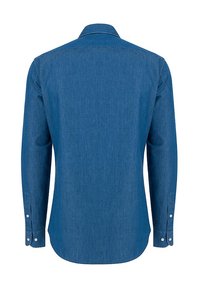 Niebieska dżinsowa koszula z długim rękawem pokazana od tyłu, z zapiętymi mankietami i standardowym kołnierzykiem.