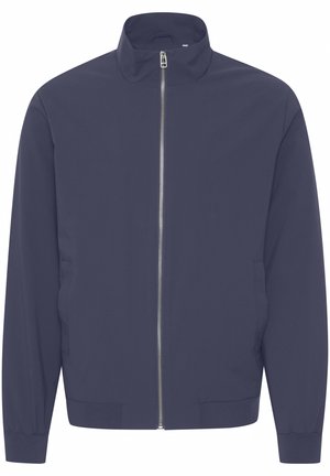 Marineblauwe jack met een hoge kraag, volledige rits aan de voorkant, lange mouwen en elastische manchetten. Gladde textuur, geen zichtbare patronen of accenten.
