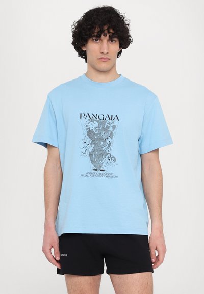 Helles blaues Baumwoll-T-Shirt mit einem schwarzen grafischen Druck zu ozeanischen Themen, rundem Ausschnitt und kurzen Ärmeln. Kombiniert mit schwarzen Shorts.