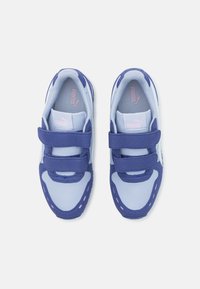 Blå och ljusblå sneakers med kardborreband, med en texturerad ovandel och rosa logobeklädnad. Rundad tå och vadderad krage.