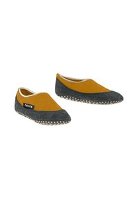 Płaskie buty domowe wykonane z szarej wełny z górną częścią w musztardowym kolorze, z białym wyszywanym wykończeniem i okrągłym, kołkowym detalem podeszwy.