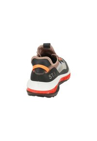 Baskets de sport avec une tige en maille respirante, en gris, noir et avec des accents orange. Caractérisées par une semelle rembourrée avec des détails rouges et une boucle de traction robuste au niveau du talon.