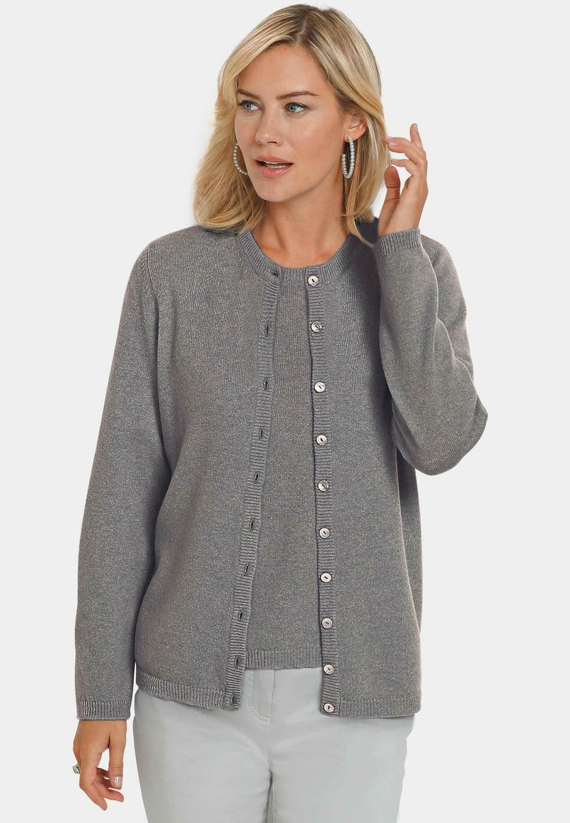 Grauer Strickcardigan mit rundem Ausschnitt, vorderen Knöpfen und gerippten Bündchen. Hat eine weiche Textur und einen subtilen Glanz.
