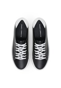 Czarne skórzane sneakersy z białymi sznurówkami i akcentami na noskach, charakteryzujące się gładką teksturą i smukłym designem. Subtelne logo na wkładkach.